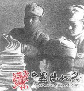 在华日人反战同盟的成员在编写、分发反战宣传品